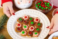 Christmas Pretzel Hugs Cookies: Chocolate Candy Holiday Treats