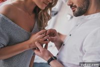 Why Moms Choose Bezel Engagement Rings for Vow Renewals