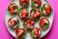 No-Bake Strawberries and Cream Mini Tarts
