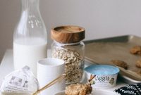 Low-Sugar Gluten-Free Oatmeal Cookie Sandwich with Cinnamon Yogurt Filling