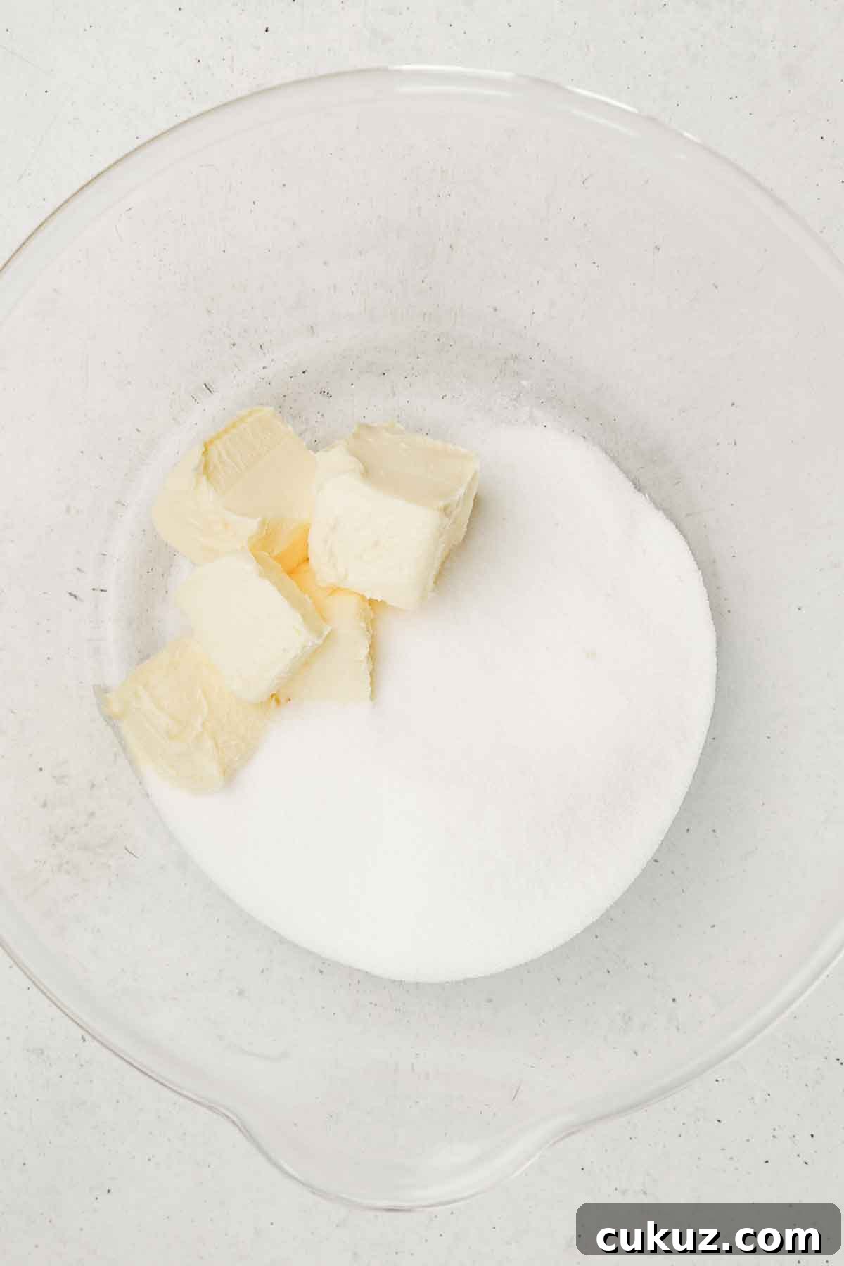 Récipient avec du beurre et du sucre