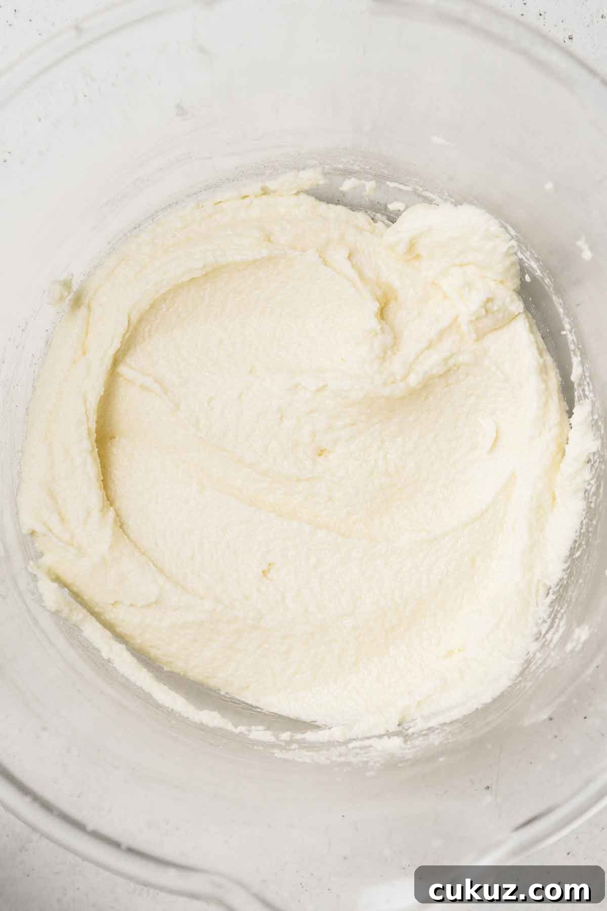 récipient avec du beurre et du scure battus