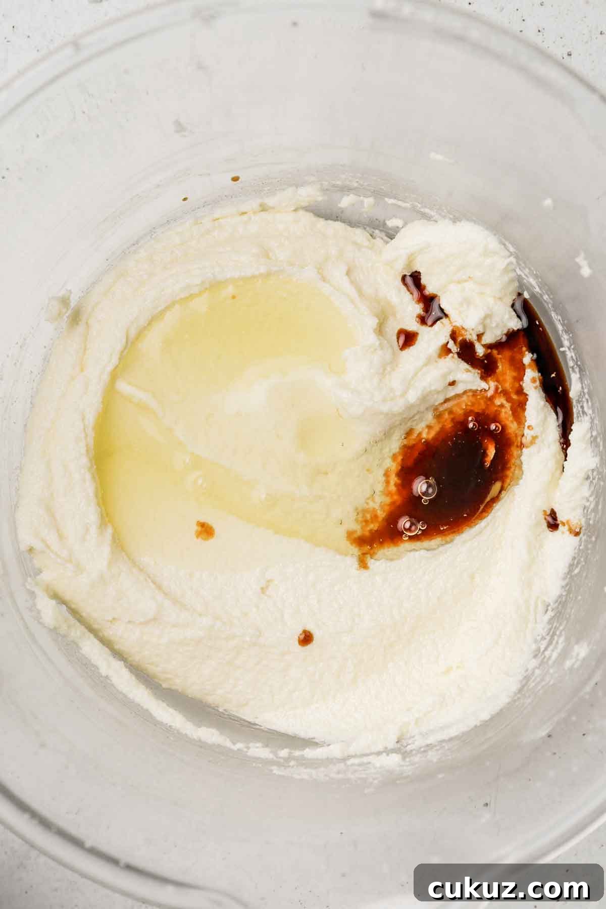 récipient avec du beurre battu et des blancs d'oeufs