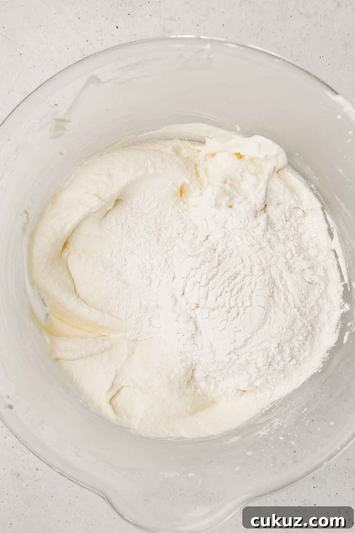 Récipient avec de la pâte à gâteau et de la farine
