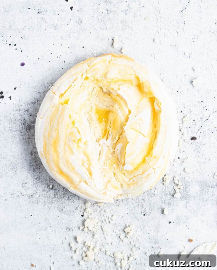 cracked meringue cookie