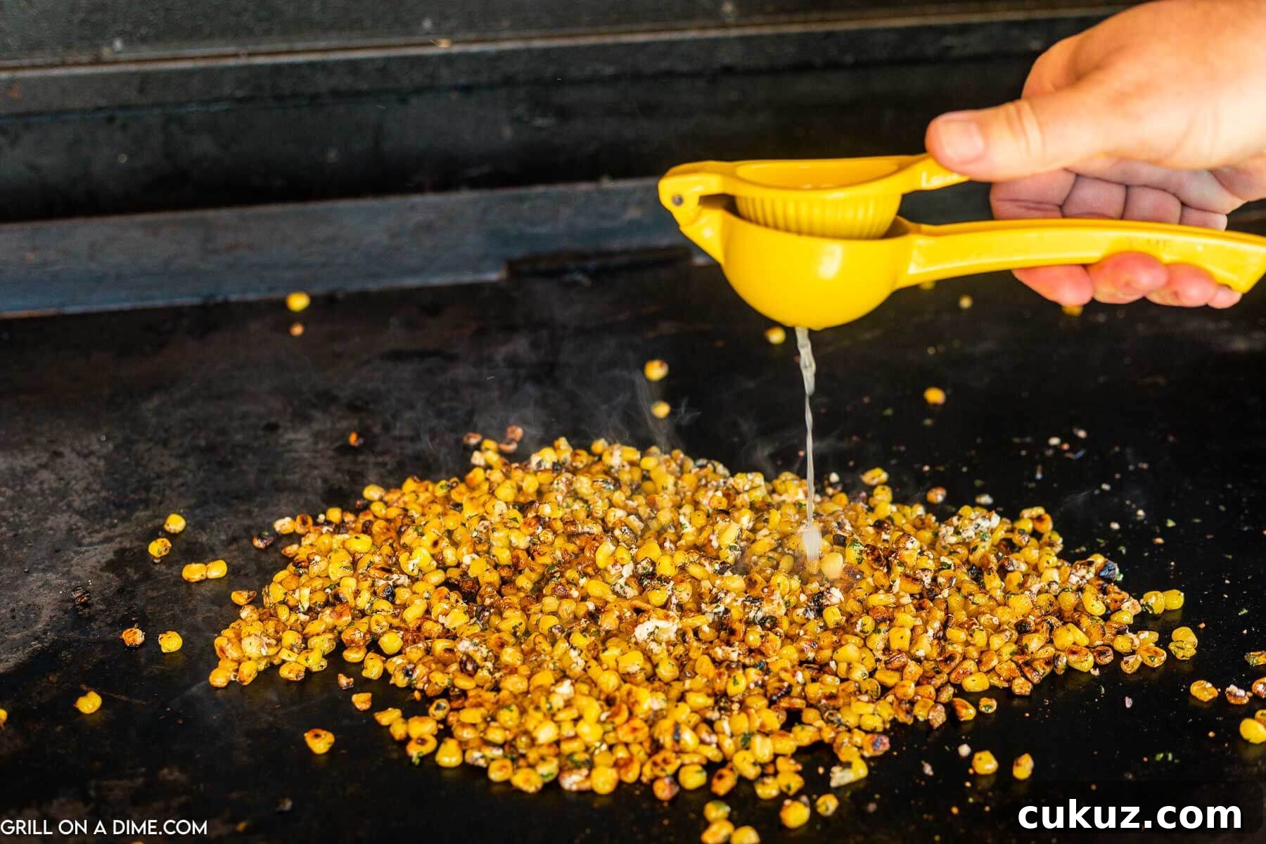 Topping corn with the lime juice