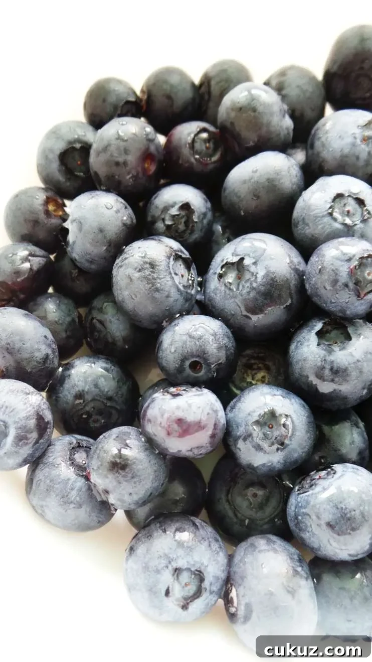 Healthy blueberry pancakes - quick and easy breakfast that you can eat on the go! These easy blueberry oatmeal pancakes are fluffy and tasty, but also flourless, refined sugar-free and very nourishing. You need just a few ingredients and 10-15 minutes to make these!
