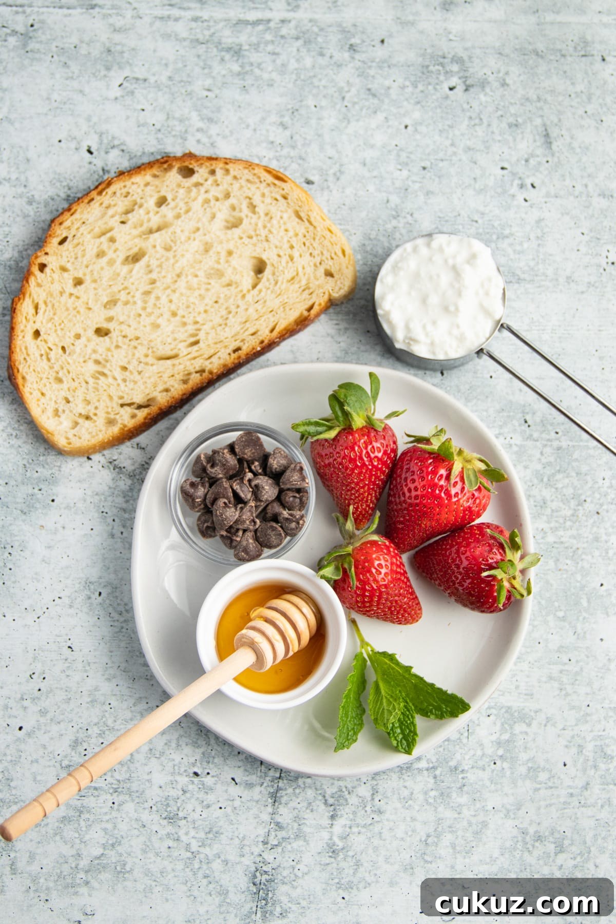 Picture of all ingredients for strawberry cottage cheese toast. 