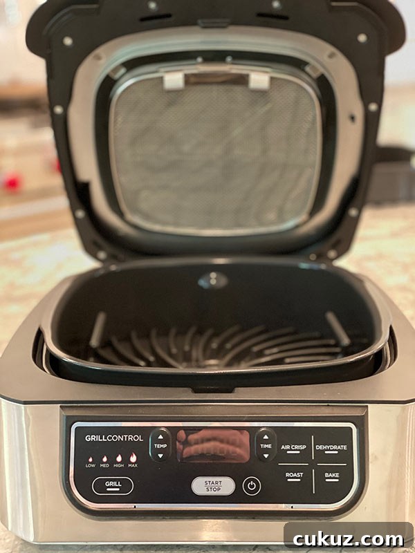 Ninja Foodi Grill's design that traps heat.