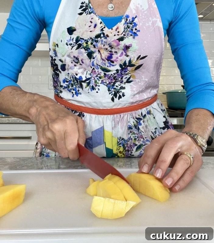 cutting mango 