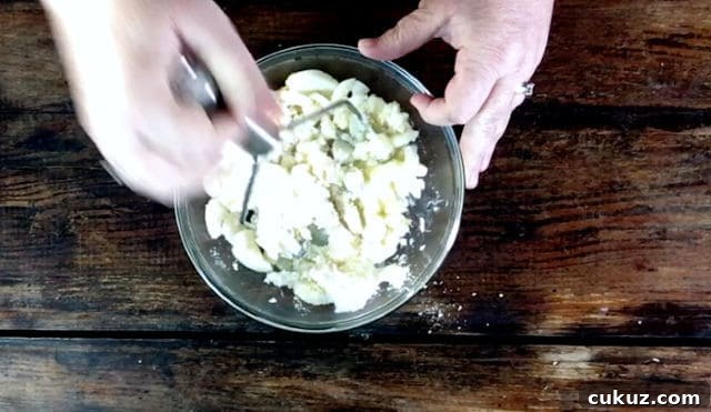 Canned Mashed Potatoes: Quick Tips for Perfect Results 6 Mashing the potatoes with a potatoes masher